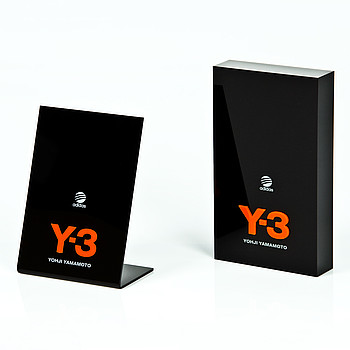 Brand display „Y3“