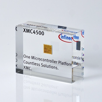 Einbettung Mikrochip in Acrylglas als Werbemittel.                                                      