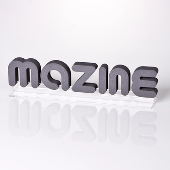 3D Buchstaben „Mazine“ mit individueller farbiger Lackierung