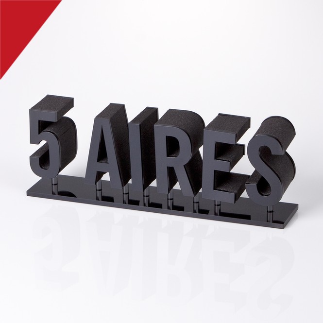 Logoaufsteller mit 3D Buchstaben